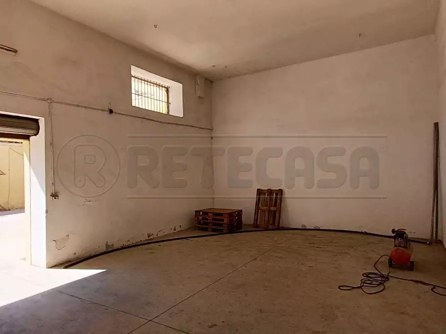 Immagine 6 di Laboratorio in affitto  in Via montella a Maddaloni