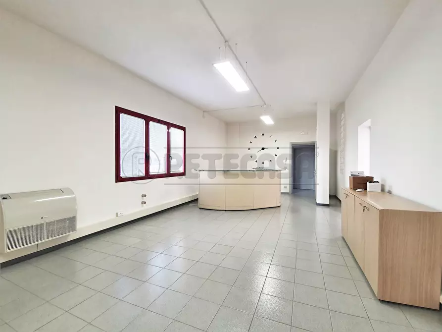Immagine 9 di Ufficio in affitto  a Torri Di Quartesolo