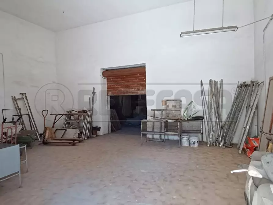 Immagine 12 di Laboratorio in affitto  in Via montella a Maddaloni