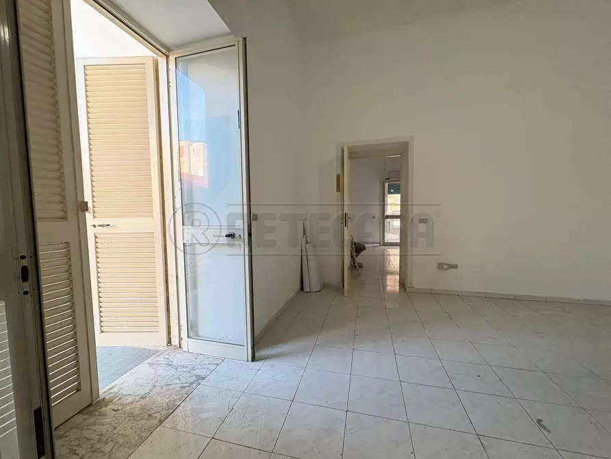 Immagine 18 di Locale commerciale in affitto  in Via Santa Croce a Capodrise