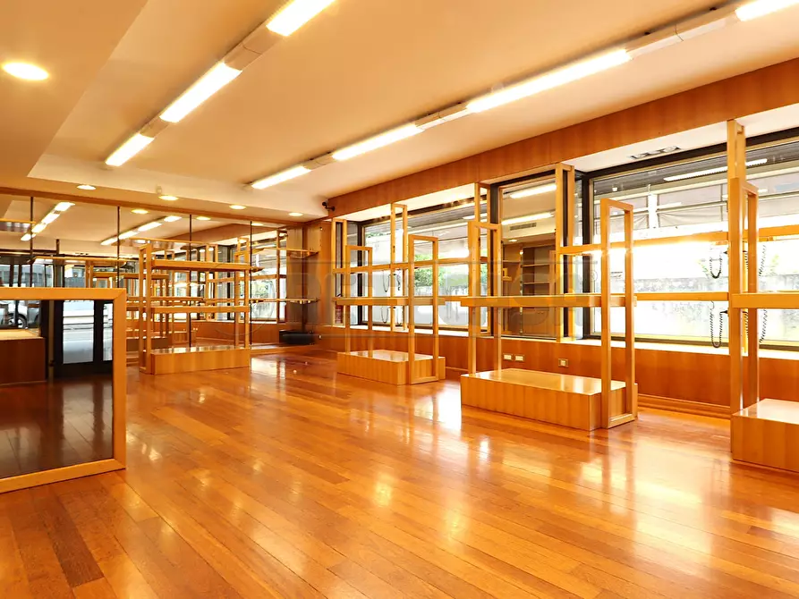 Immagine 12 di Locale commerciale in affitto  a Camisano Vicentino