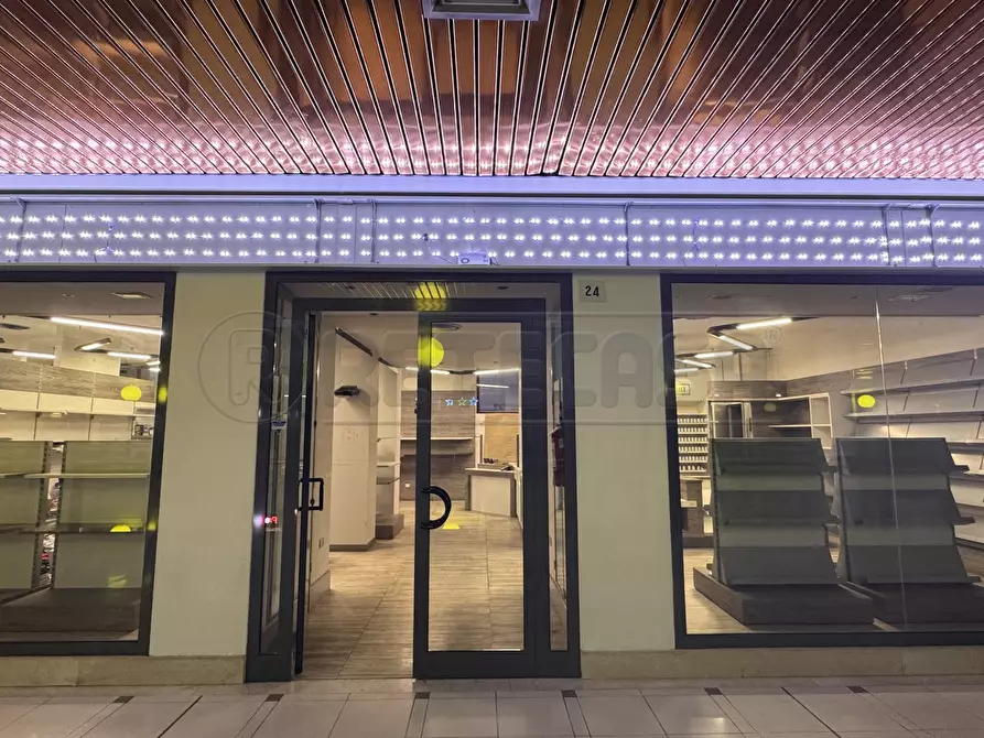 Immagine 12 di Locale commerciale in vendita  a Venezia