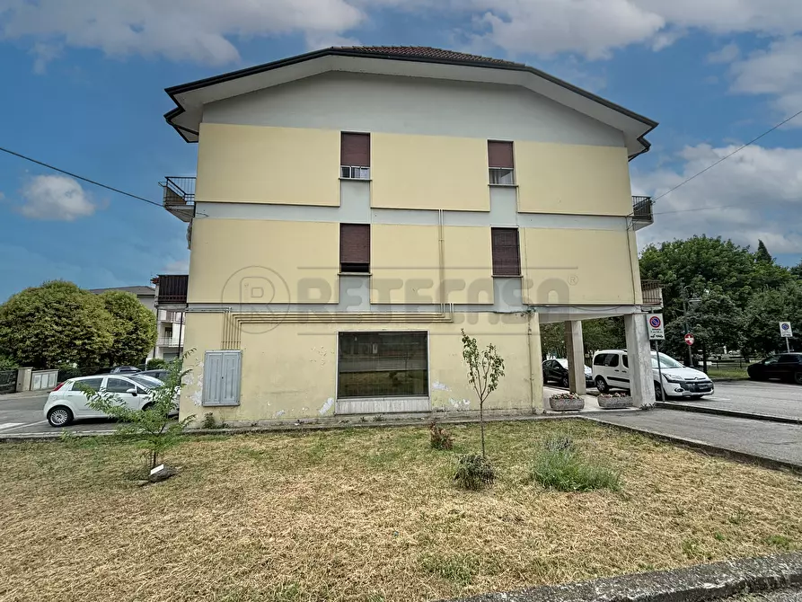 Immagine 2 di Locale commerciale in vendita  in Piazza G. Mazzini 26 a Trissino