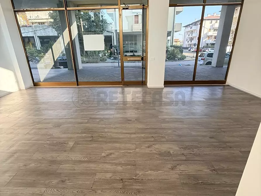 Immagine 1 di Locale commerciale in affitto  in Piazza G. Carli a Montecchio Maggiore