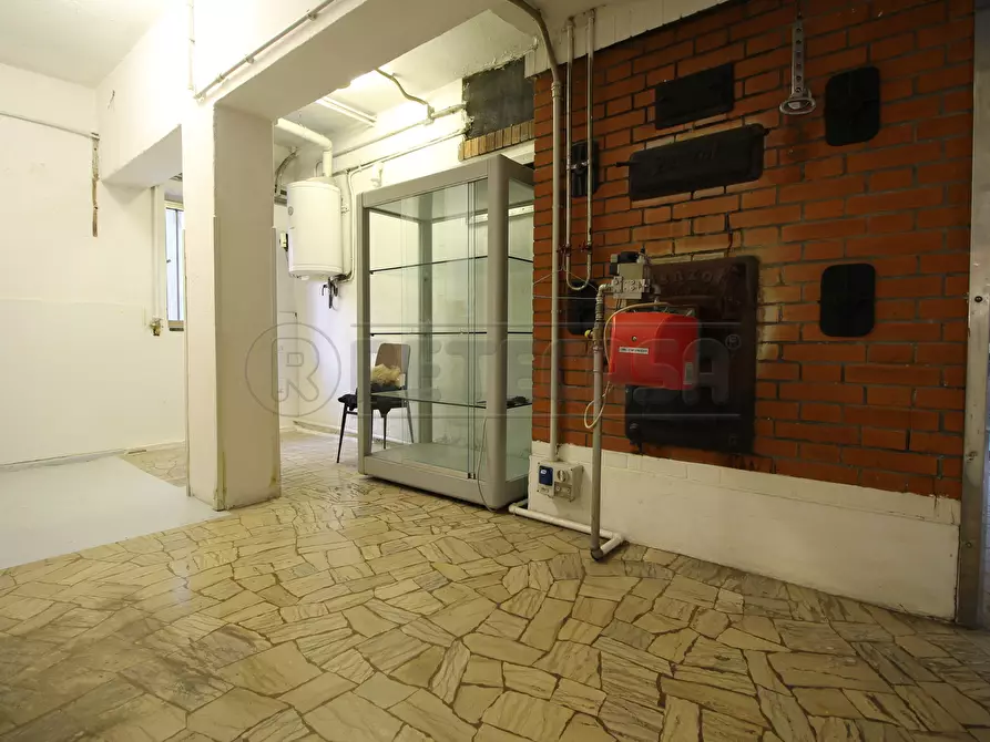 Immagine 11 di Locale commerciale in vendita  a Montecchio Maggiore