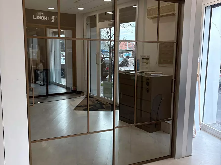 Immagine 32 di Locale commerciale in vendita  in Via Albano 62 a Roma