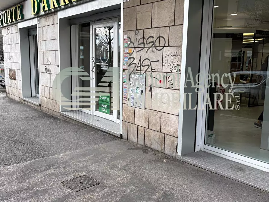 Immagine 22 di Locale commerciale in affitto  in Via Albano 62 a Roma