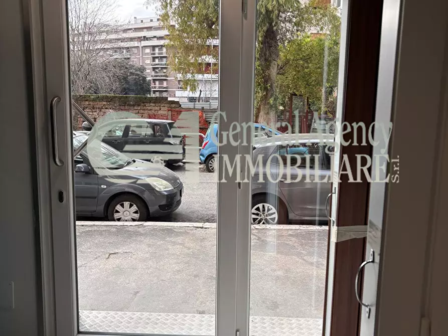 Immagine 32 di Locale commerciale in affitto  in Via Albano 62 a Roma