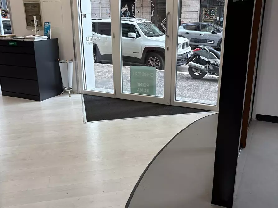 Immagine 23 di Locale commerciale in vendita  in Via Albano 62 a Roma