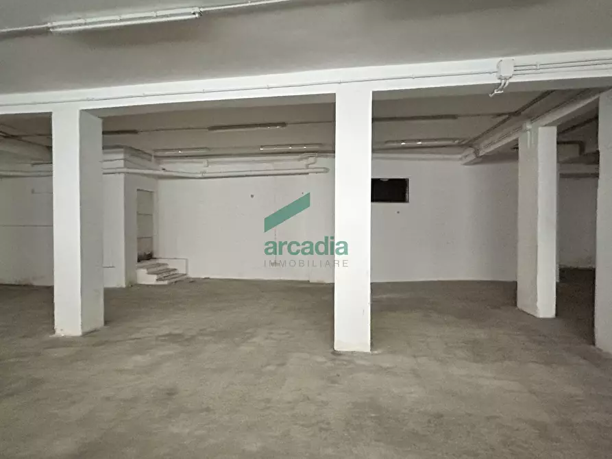 Immagine 5 di Garage in vendita  in Via Monte San Michele 104 a Bari