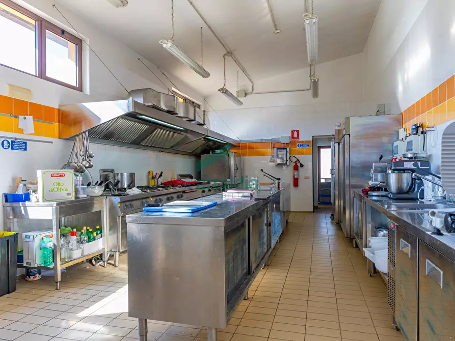 Immagine 31 di Locale commerciale in vendita  in Strada Vicinale Vecchia di Matera 369 a Gioia Del Colle