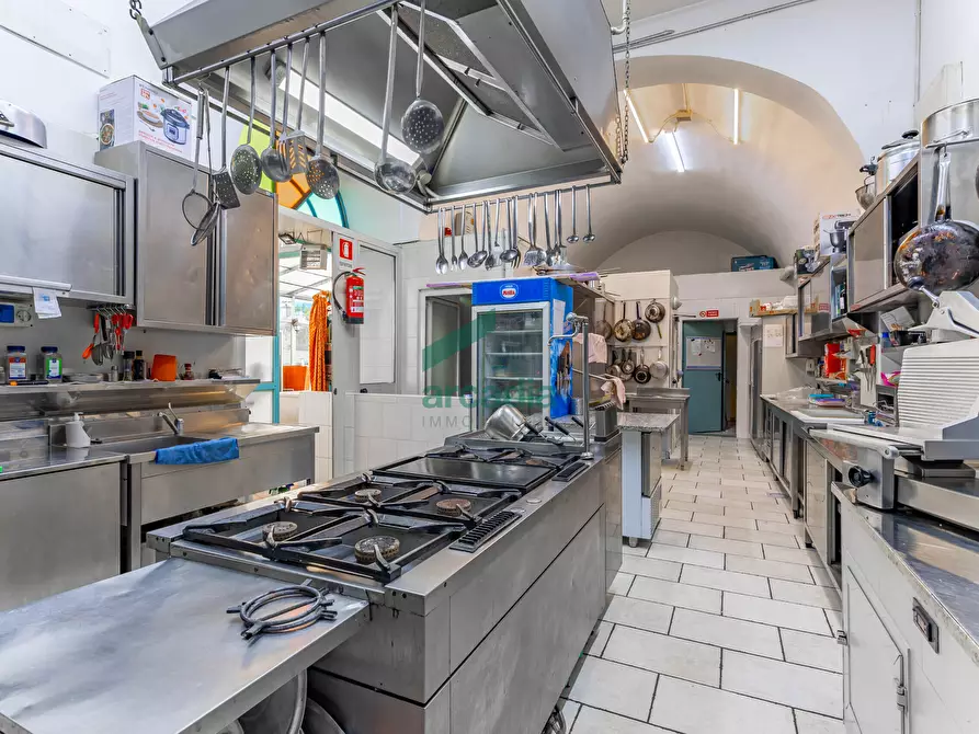 Immagine 95 di Locale commerciale in vendita  in Strada la Grava 16 a Bari