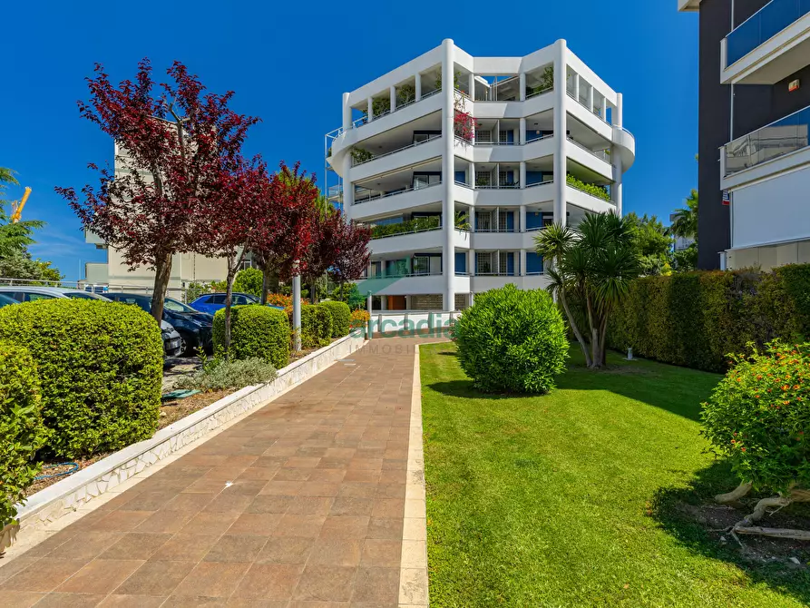 Immagine 1 di Quadrilocale in vendita  in Viale Louis Pasteur 15A a Bari