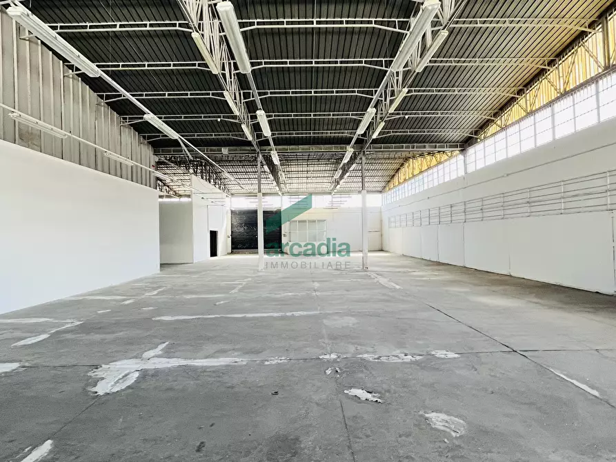 Immagine 36 di Attività artigianale in vendita  in Viale Biagio Accolti Gil 22 a Bari