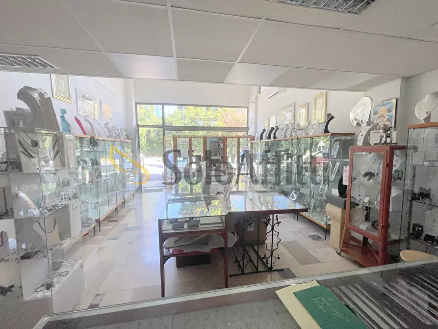 Immagine 9 di Locale commerciale in affitto  a Osimo