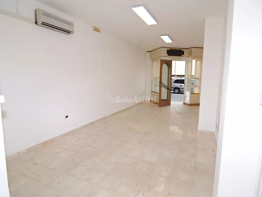 Immagine 5 di Locale commerciale in affitto  a Livorno