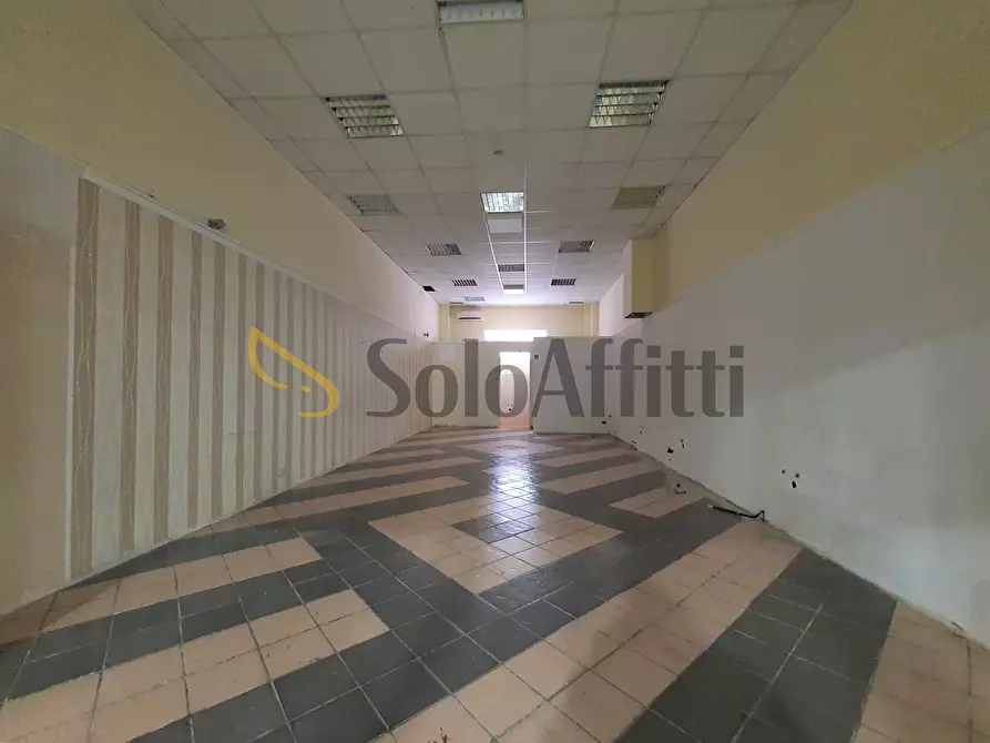 Immagine 3 di Locale commerciale in affitto  in Viale Magna Grecia 188 a Catanzaro