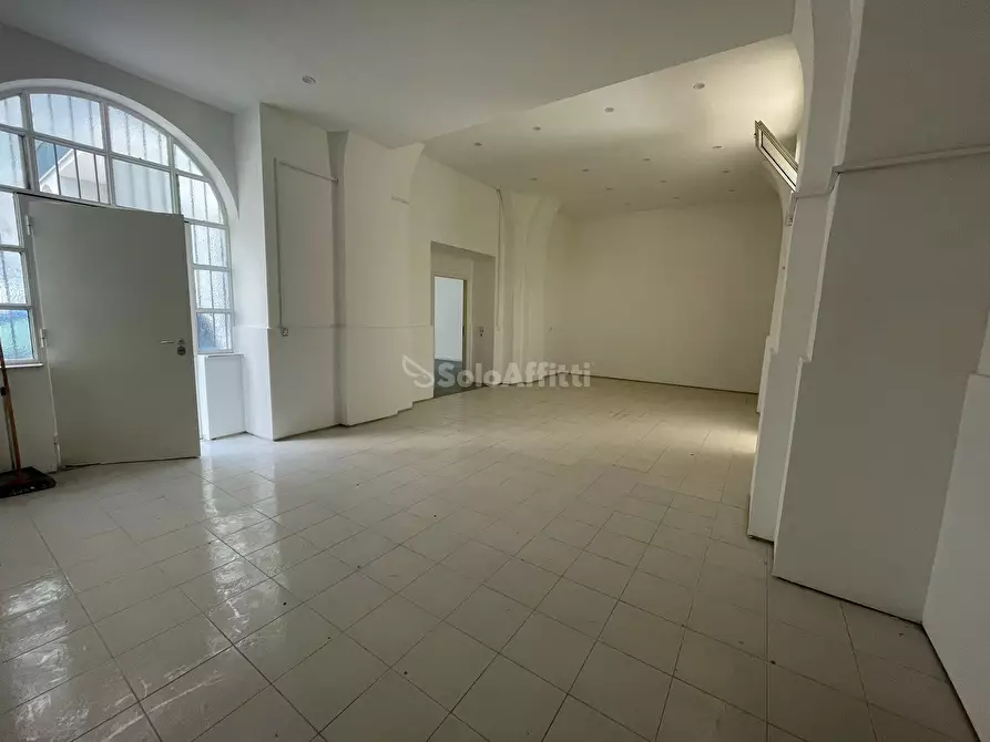 Immagine 1 di Magazzino in affitto  in Corso Trieste 82 a Caserta