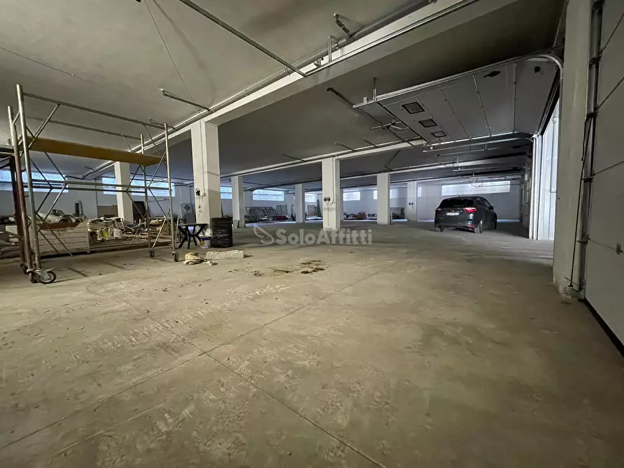 Immagine 3 di Magazzino in affitto  a Maddaloni