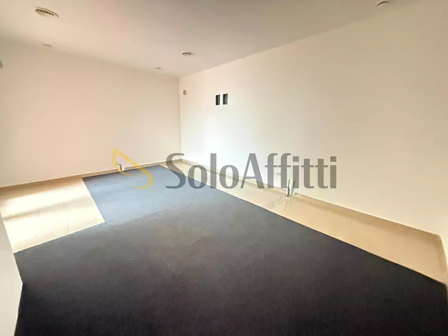 Immagine 9 di Locale commerciale in affitto  in Via Renato Iaselli 11 a Caserta