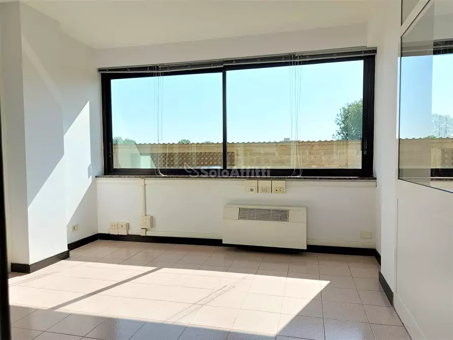 Immagine 16 di Ufficio in affitto  in Via Ivo Oliveti a Fiumicino