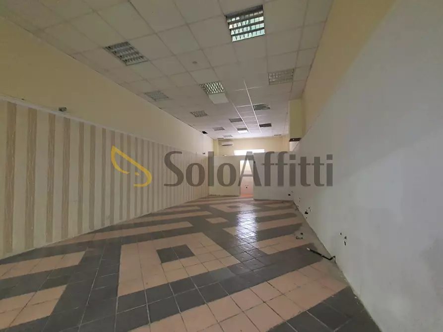 Immagine 4 di Locale commerciale in affitto  in Viale Magna Grecia 188 a Catanzaro