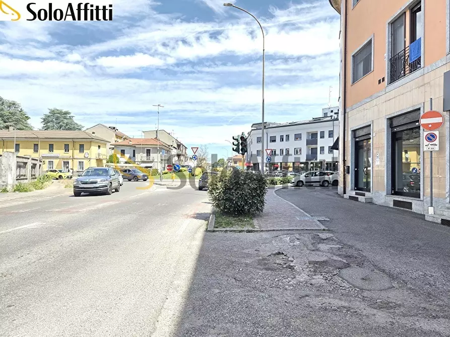 Immagine 9 di Locale commerciale in affitto  in Piazzale Colonnello Ubaldo Panceri 1 a Varedo