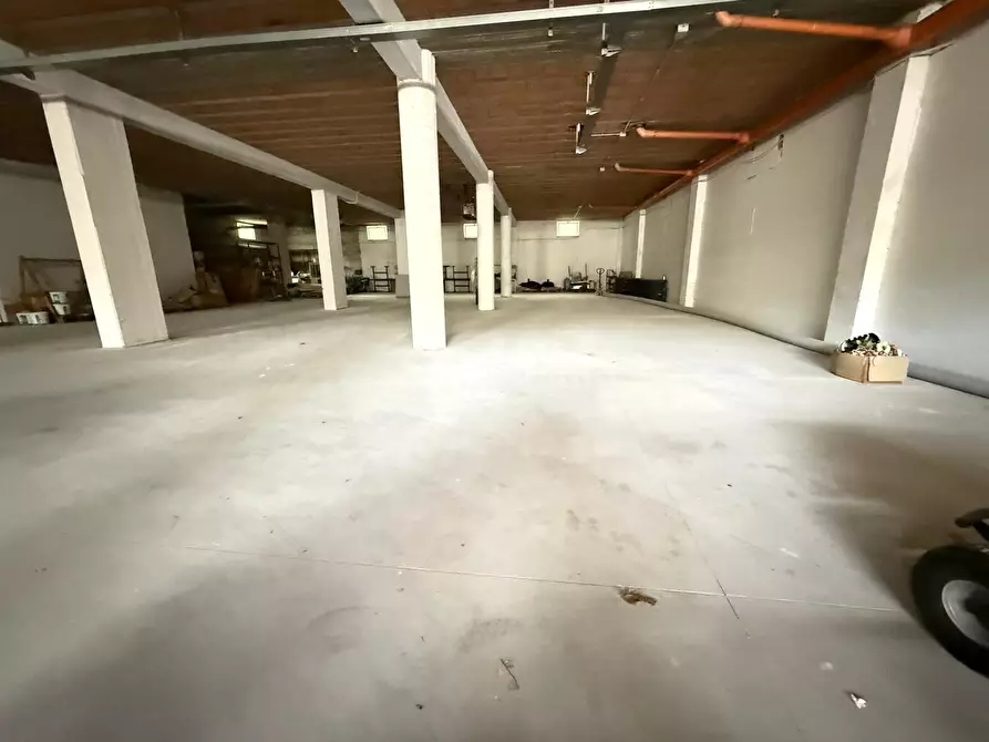 Immagine 2 di Magazzino in affitto  in Via Forche Caudine 165 a Maddaloni