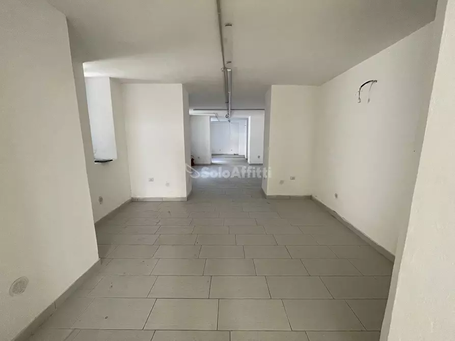 Immagine 1 di Locale commerciale in affitto  in Via Generale Alberto Pollio 10 a Caserta