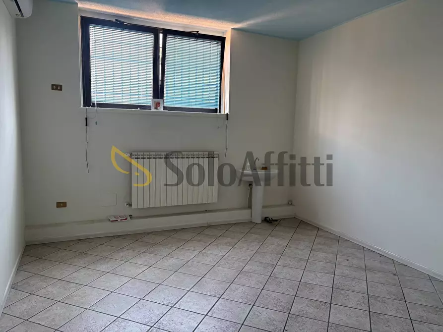 Immagine 5 di Locale commerciale in affitto  in Via Contardo Ferrini 42 a Samarate