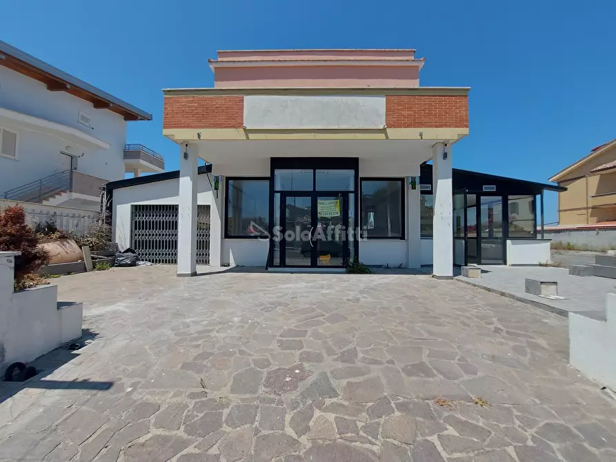 Immagine 1 di Locale commerciale in affitto  in Viale della Pesca a Fiumicino