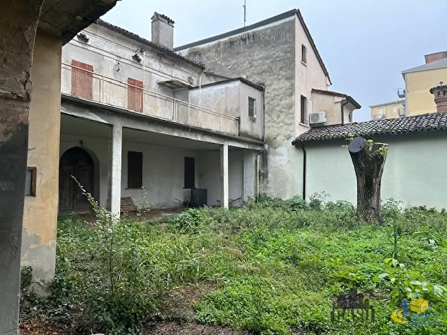 Immagine 5 di Palazzo in vendita  a Viadana