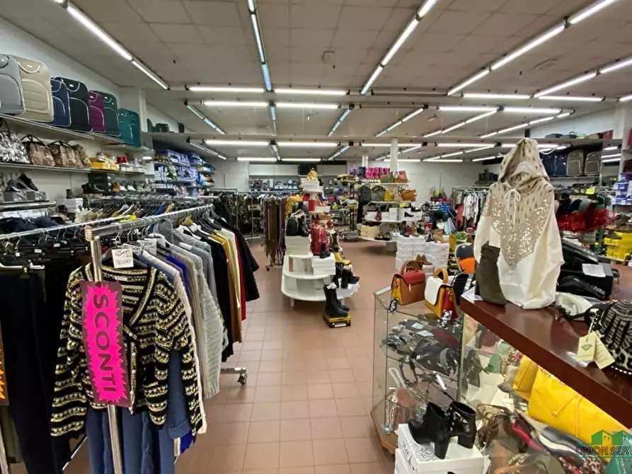 Immagine 12 di Locale commerciale in vendita  in Viale Sandro Pertini 1 a Collecchio