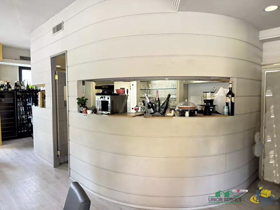 Immagine 6 di Locale commerciale in vendita  in Via Montebello a Parma