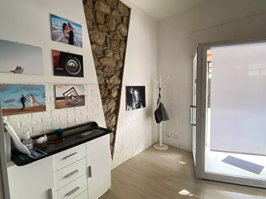 Immagine 10 di Locale commerciale in vendita  in C.SO UMBERTO I 448 a Modica