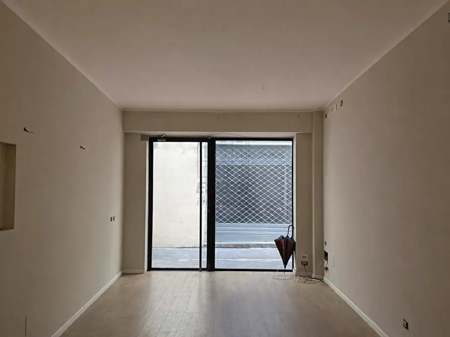 Immagine 1 di Locale commerciale in affitto  a Lucca