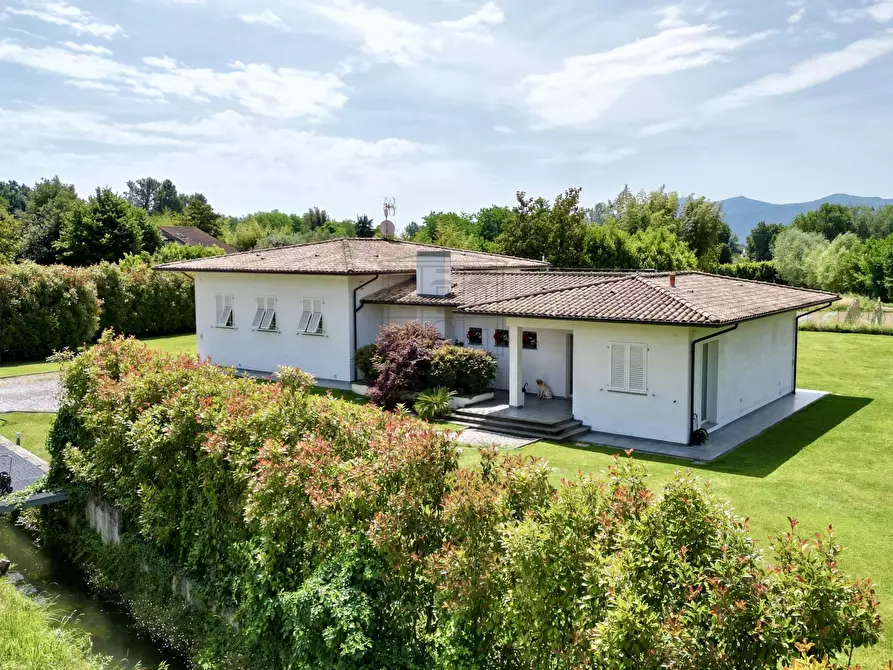 Immagine 1 di Villa in vendita  in Viale Prete a Capannori