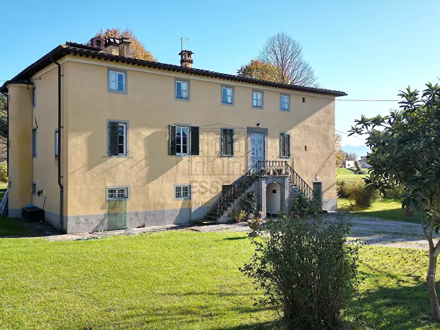 Immagine 1 di Villa in vendita  in Via Sarzanese 466 a Lucca