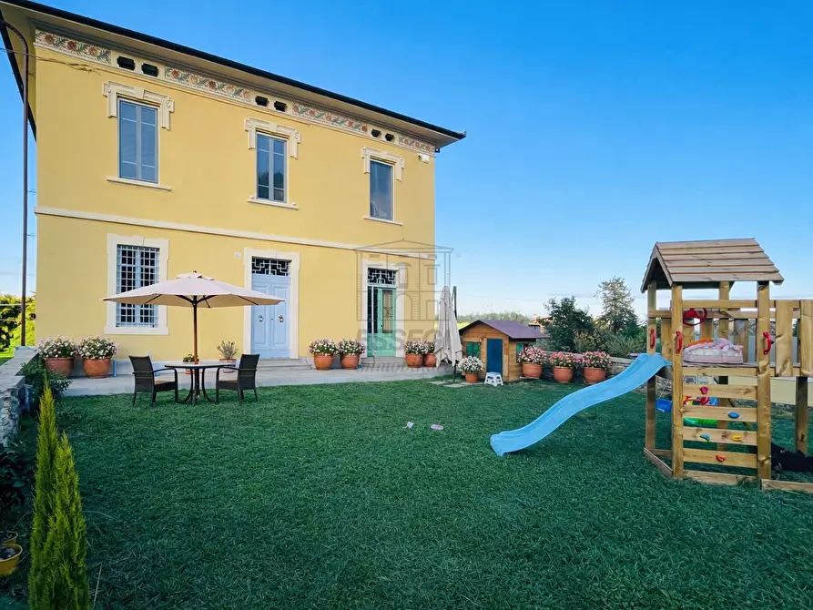 Immagine 4 di Villa in vendita  a Capannori