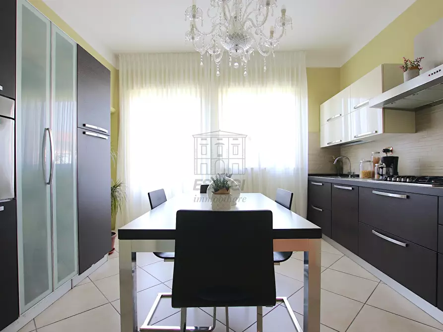 Immagine 10 di Villa in vendita  in Via del Brennero a Lucca