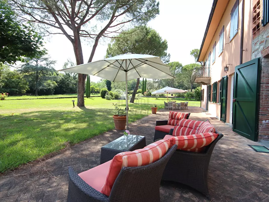 Immagine 8 di Rustico / casale in vendita  a Lucca