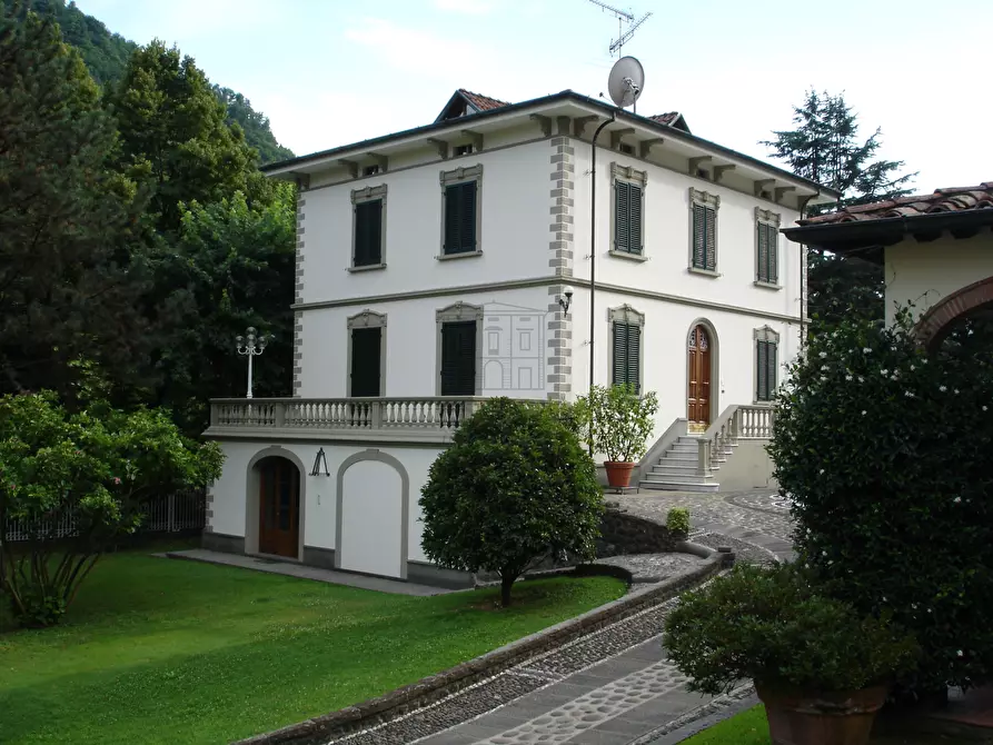 Immagine 1 di Villa in vendita  in Viale Umberto I' a Lucca