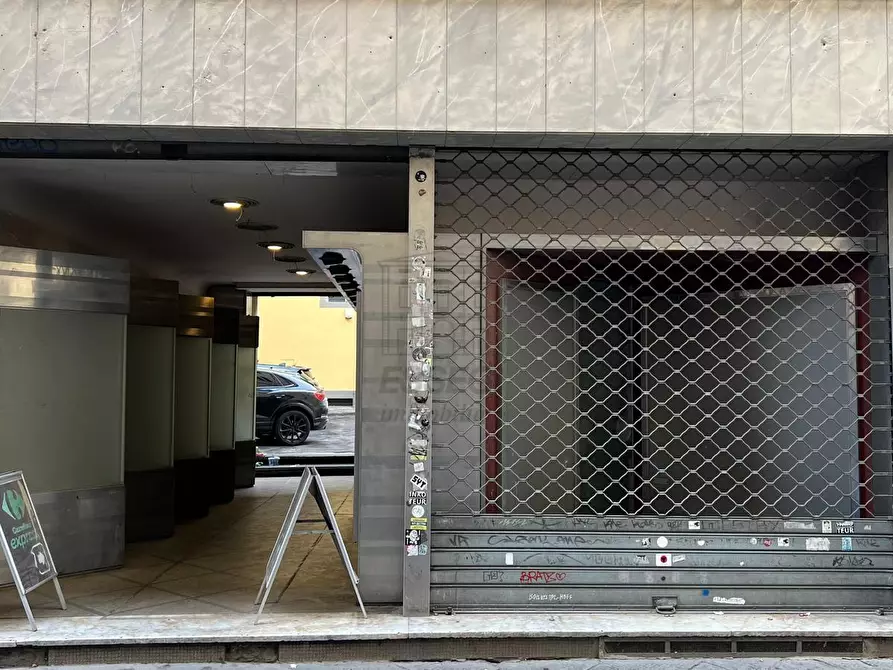 Immagine 3 di Locale commerciale in vendita  in Via Calderia 7 a Lucca