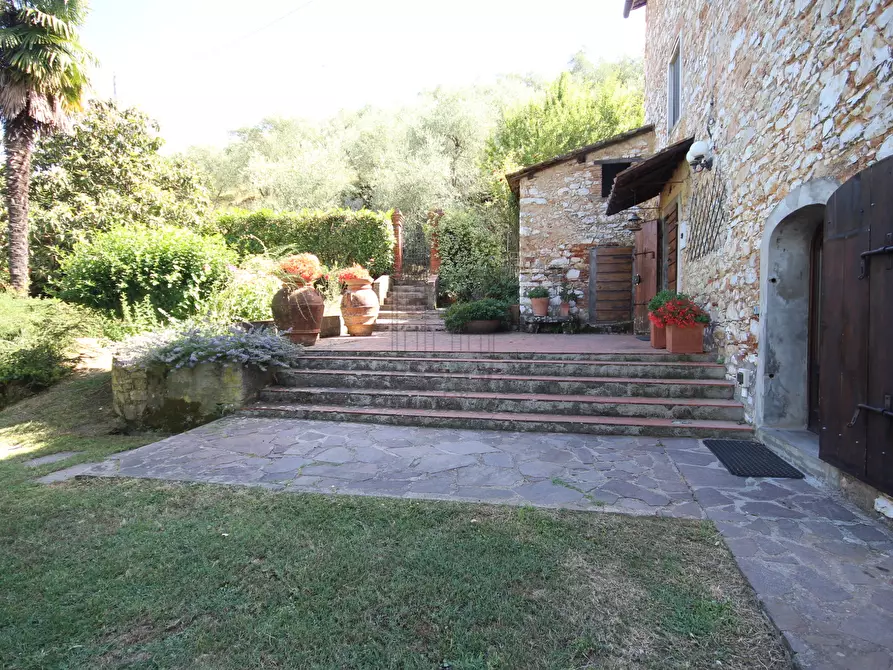 Immagine 11 di Rustico / casale in vendita  a Lucca
