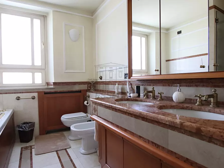 Immagine 27 di Villa in vendita  in Viale Pacini 35 a Lucca