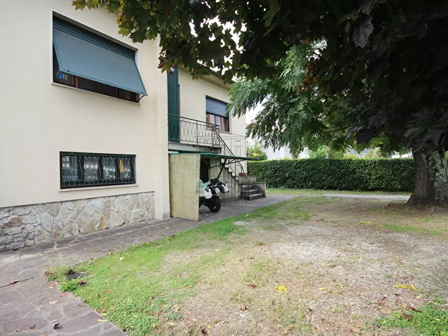 Immagine 1 di Villa in vendita  in Via del Cimitero di Vicopelago 533 a Lucca