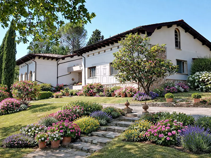 Immagine 1 di Villa in vendita  in Via Parco della Rimembranza 1180/A a Lucca