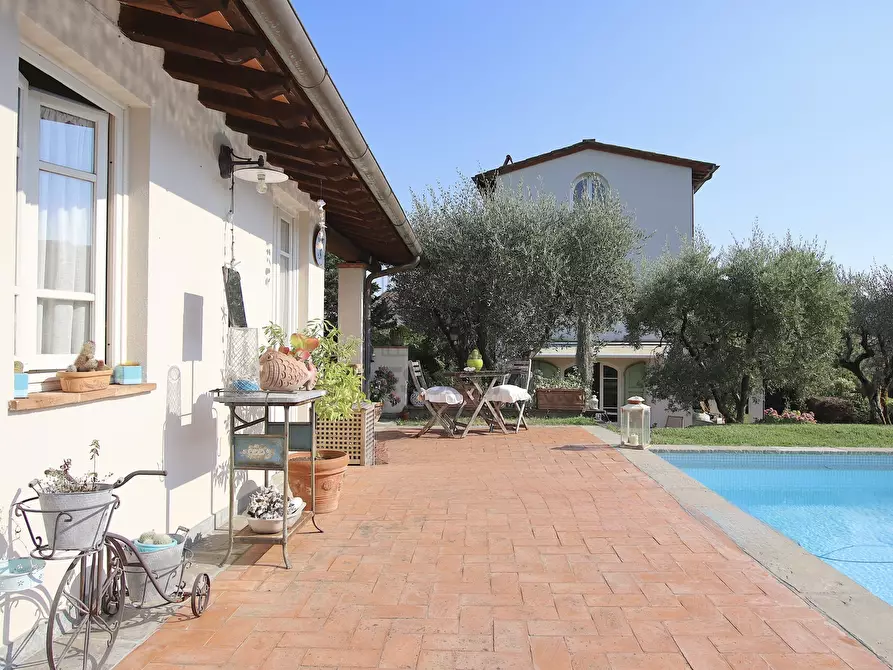 Immagine 8 di Rustico / casale in vendita  a Lucca