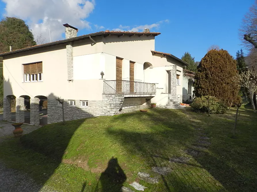 Immagine 15 di Villa in vendita  a Lucca