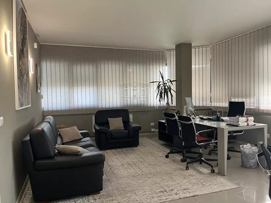 Immagine 1 di Ufficio in vendita  in Via Romana a Lucca